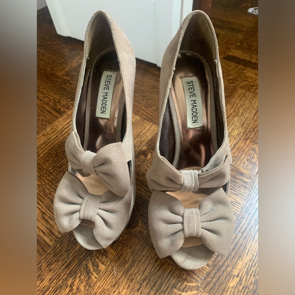 Steve Madden tan suede double bow heels